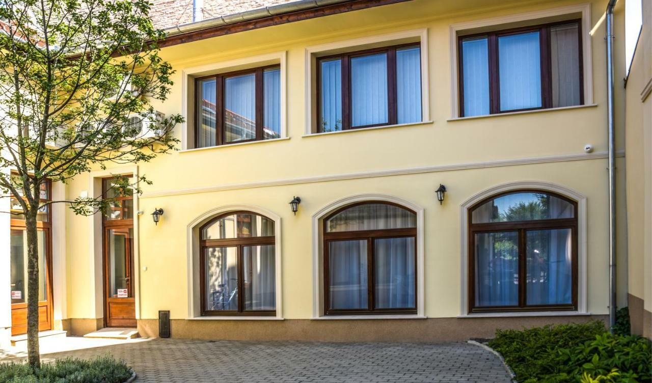 Centrum Apartman Cegléd Екстериор снимка
